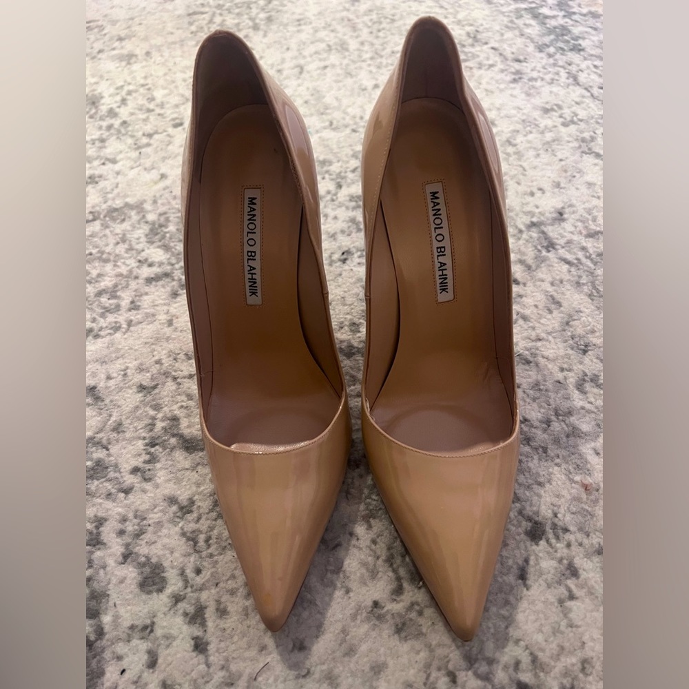 Manolo Blahik nude patent leather pumps